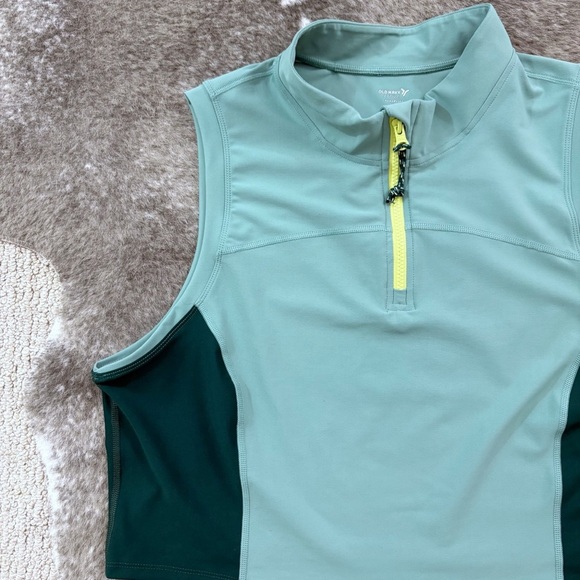 Sleeveless Half Zip Cropped Top - Picture 2 of 10